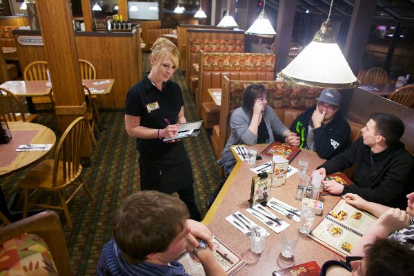 Làm thêm là cơ hội tốt để bạn trau dồi vốn tiếng Anh Làm thêm là cơ hội tốt để bạn trau dồi vốn tiếng Anh