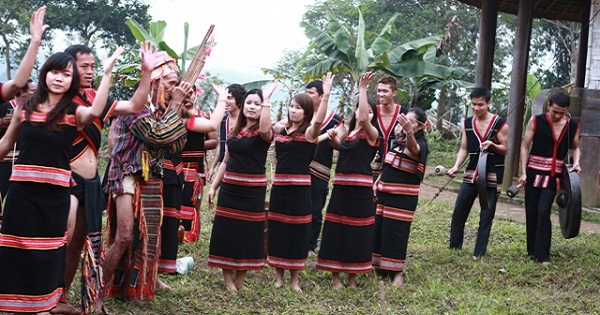 Phong tục ngày Tết ném tro