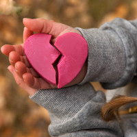 Chọn cách cắt giấy để biết mình là người thế nào khi chia tay