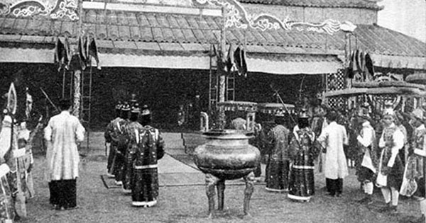 Phân tích đoạn trích Vào phủ chúa Trịnh của Lê Hữu Trác