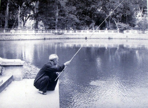 Tả hình dáng cụ già đang câu cá