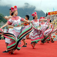 Bài tập Tiếng Anh lớp 8 Chương trình mới Unit 3: Peoples of Vietnam