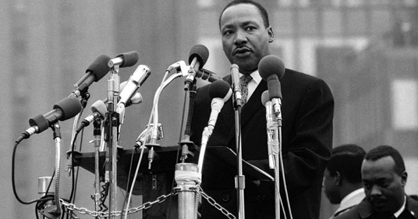 Nghị luận xã hội: Trong thế giới này, chúng ta xót xa không chỉ vì lời nói và hành động của những kẻ xấu, mà còn vì sự im lặng đáng sợ của cả những người tốt Nghị luận xã hội: Trong thế giới này, chúng ta xót xa không chỉ vì lời nói và hành động của những kẻ xấu, mà còn vì sự im lặng đáng sợ của cả những người tốt