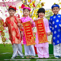 Giải bài tập SGK Tiếng Anh lớp 8 Chương trình mới Unit 4 A CLOSER LOOK 2, COMMUNICATION