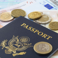 Bài tập Tiếng Anh lớp 8 Unit 12 A VACATION ABROAD có đáp án (1)