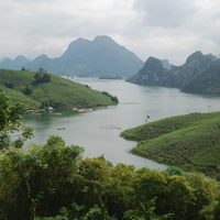 Người lái đò Sông Đà có ý kiến cho rằng: "Đó là một công trình khảo cứu công phu". Nhưng lại có ý kiến khác: "Đó là một áng văn giàu tính thẩm mĩ".