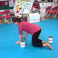 Giáo án lớp lá (5 - 6 tuổi): Bò zíc zắc bằng bàn tay, bàn chân