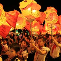 Tả lại cảnh đêm Trung thu rước đèn vui chơi