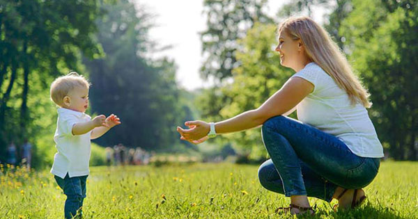 Tả em bé tập nói, tập đi