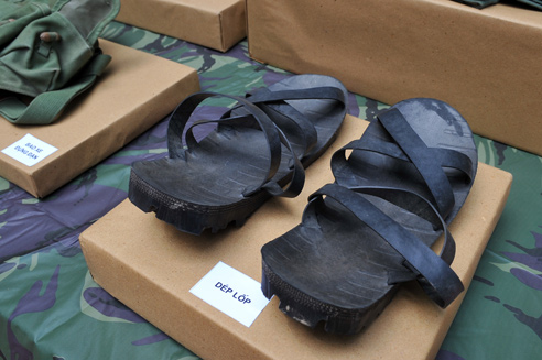 Văn mẫu lớp 8: Thuyết minh về đôi dép lốp