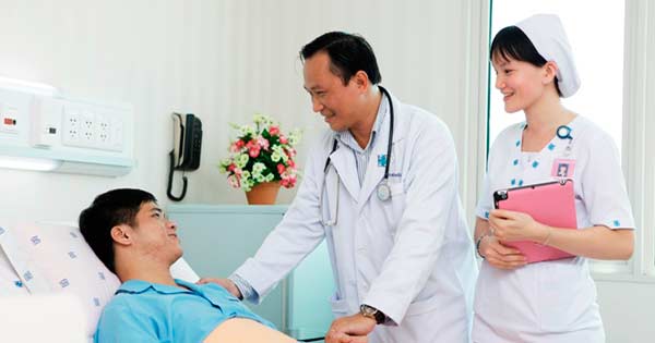 Tả bác sĩ chăm sóc bệnh nhân