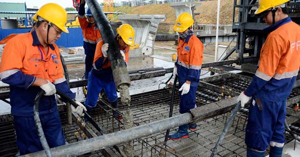 Tả chú công nhân đang xây nhà