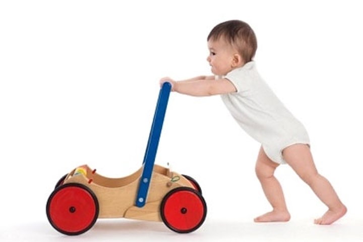 Tả em bé đang tập đi tập nói