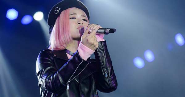 Tả ca sĩ đang biểu diễn