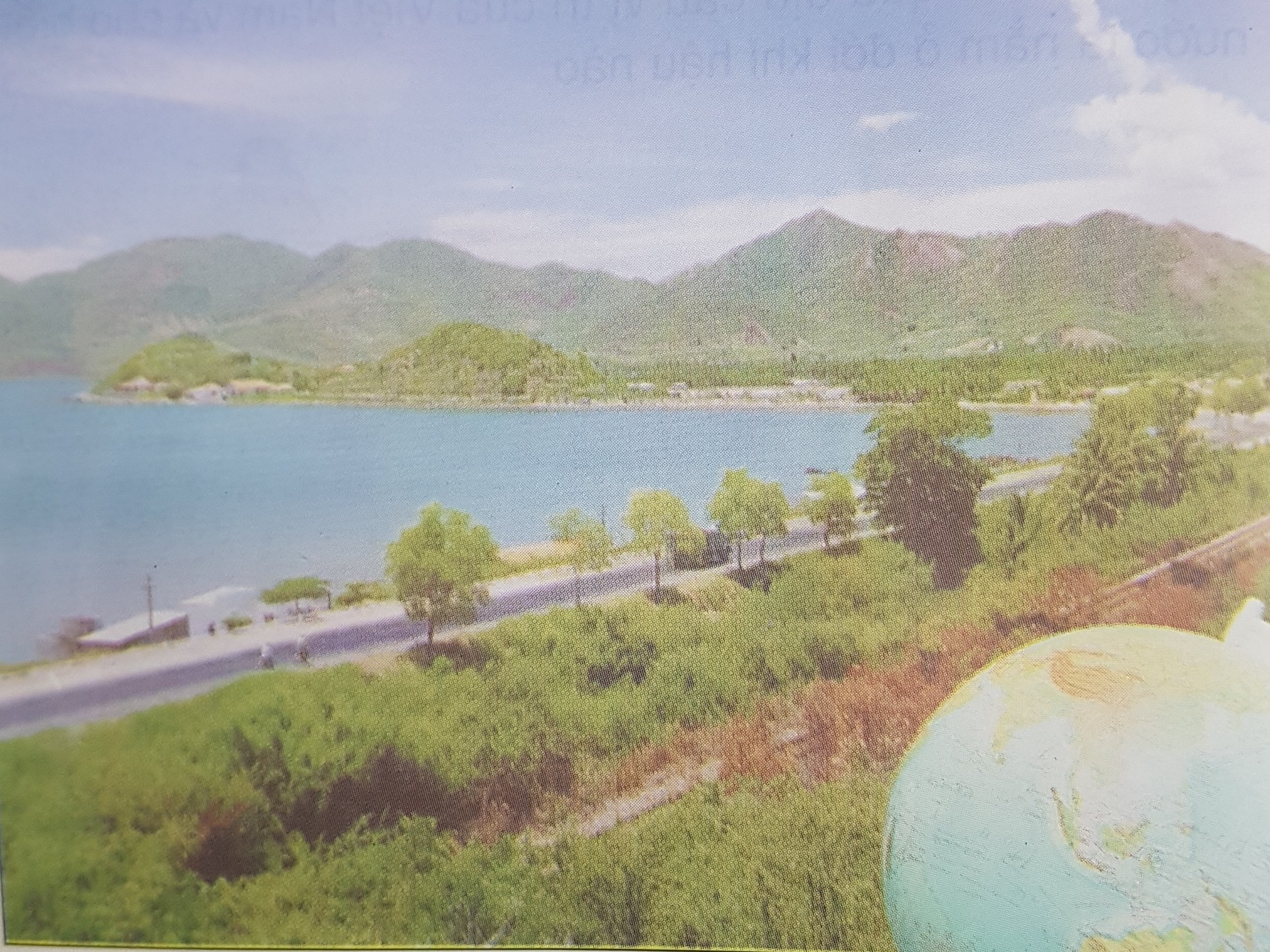 Giải bài tập SGK môn Tự nhiên xã hội 3 bài 66: Bề mặt Trái Đất