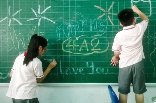 Dàn ý tả cái bảng lớp em