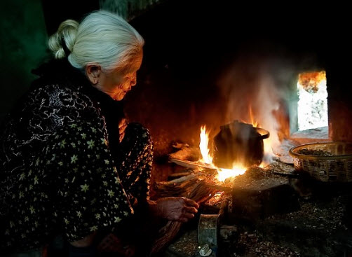 Vào vai người cháu trong bài thơ Bếp lửa kể lại kỉ niệm khó quên của người cháu xa nhà