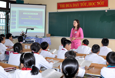 Tả quang cảnh lớp học trong giờ viết bài Tập làm văn