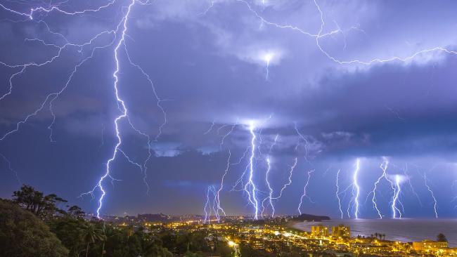 "Đời phải qua giông tố nhưng được cúi đầu trước giông tố"