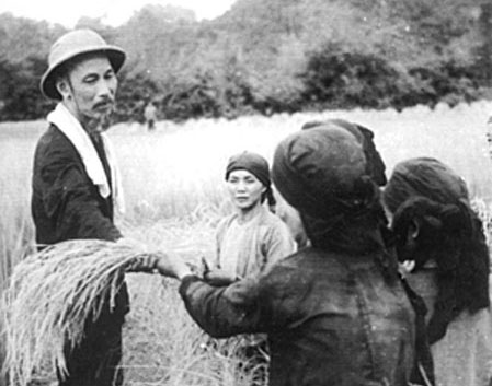 Bài viết số 5 lớp 7 đề 4: Hãy chứng tỏ rằng Bác Hồ sống vô cùng giản dị, thanh bạch