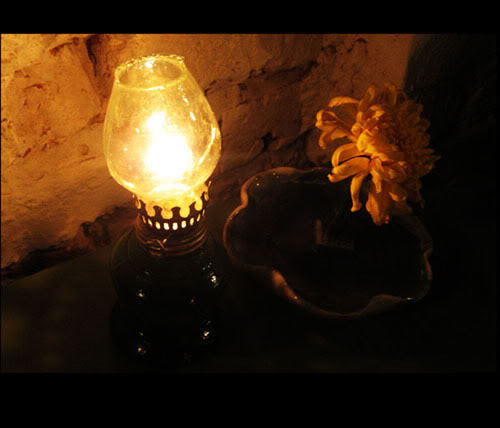 Giải thích câu tục ngữ "Gần mực thì đen, gần đèn thì rạng"