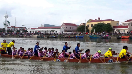 Kể về quang cảnh lễ hội đua thuyền ở quê hương em