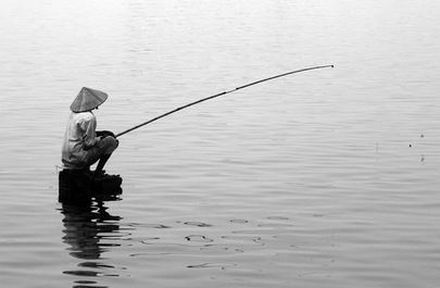 Tả cụ già ngồi câu cá bên hồ