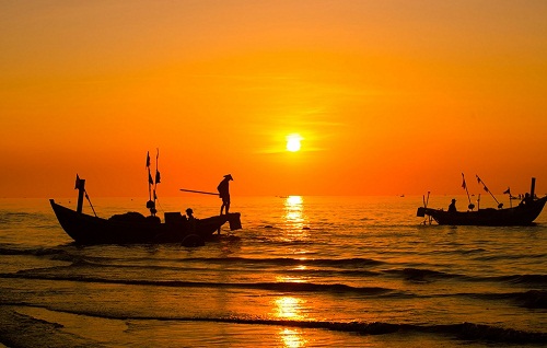 Phân tích hai phát hiện của nghệ sĩ Phùng trong truyện ngắn Chiếc thuyền ngoài xa