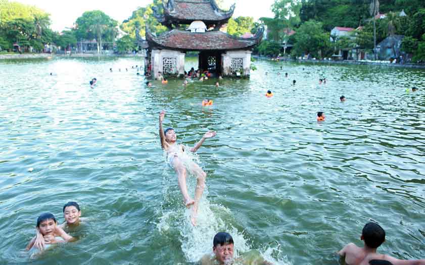 Giải thích câu tục ngữ "Ta về ta tắm ao ta, dù trong dù đục ao nhà vẫn hơn..."