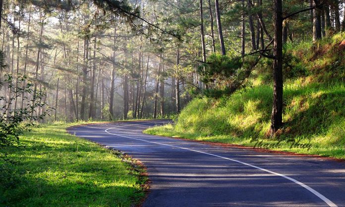 “Đường đi không khó vì ngăn sông cách núi mà khó vì lòng người ngại núi e sông"