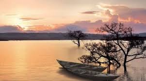 Viết một đoạn văn ngắn giới thiệu về truyện ngắn "Bến quê" của Nguyễn Minh Châu trong đó có khởi ngữ và thành phần biệt lập