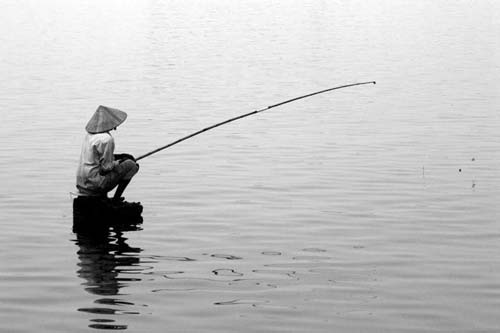 Em hãy tả cảnh ông cụ ngồi câu cá