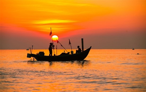 Chiếc thuyền ngoài xa