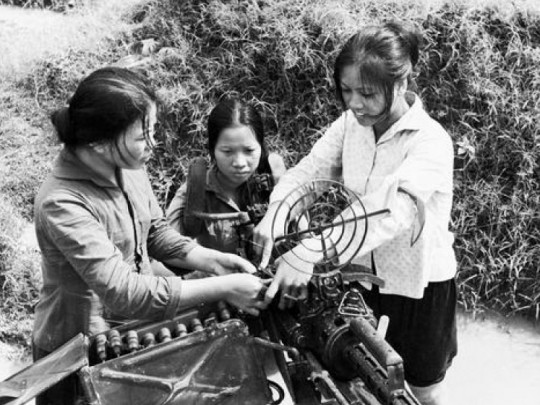 Giặc đến nhà đàn bà cũng đánh