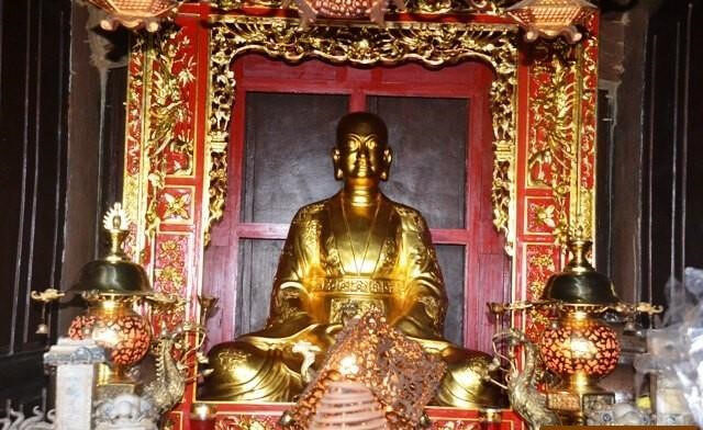 Ông vua mắc bệnh 'người sói' bị triều đình nhốt trong cũi vàng