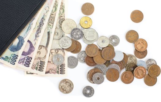 trên tay cầm tiền