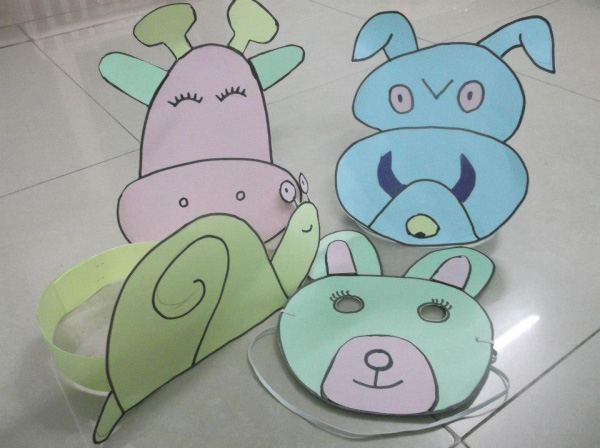 Soạn Mĩ thuật lớp 8 Bài 15: Vẽ trang trí – Tạo dáng và trang trí mặt nạ