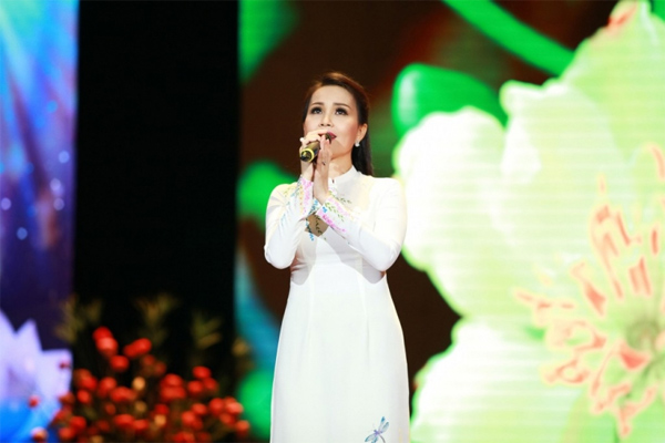 Tả ca sĩ đang biểu diễn