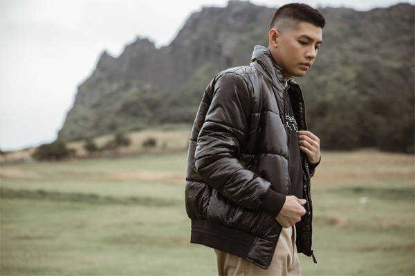 Tả ca sĩ đang biểu diễn