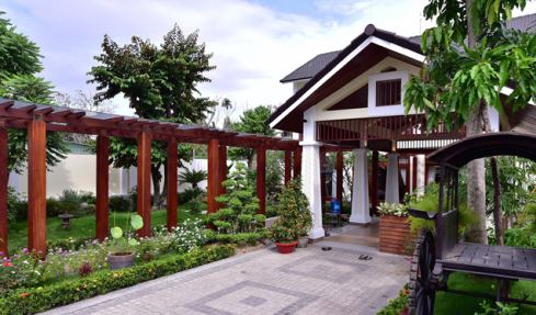 Văn mẫu lớp 2: Tả cảnh sân nhà em vào những ngày đẹp trời