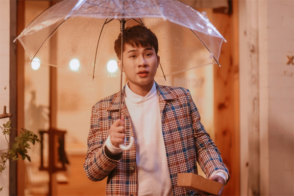 Tả ca sĩ đang biểu diễn JACK