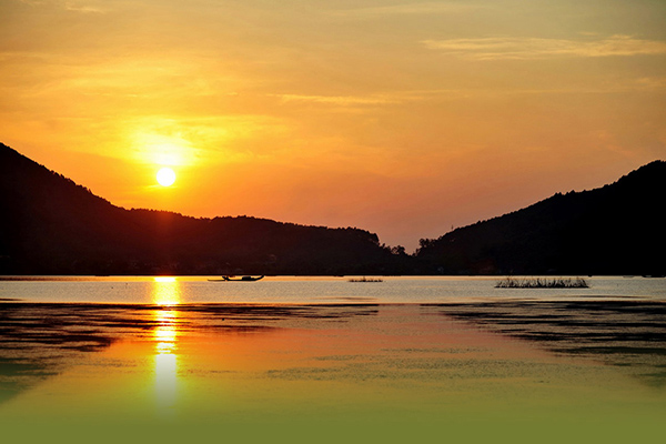 Phân tích khổ 1 bài Tràng Giang của Huy Cận