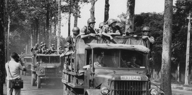 Mở bài Bài thơ về Tiểu đội xe không kính