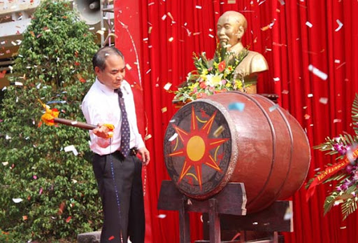 Đánh trống khai giảng