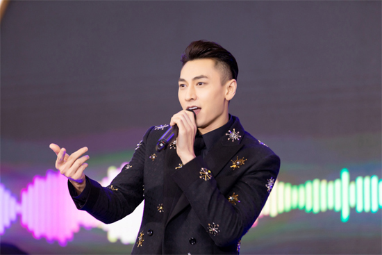 Dàn ý Tả ca sĩ đang biểu diễn