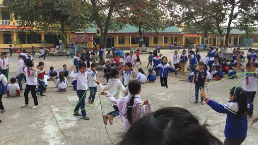 Dàn ý tả sân trường giờ ra chơi