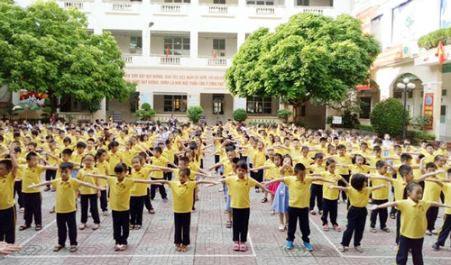 miêu tả cảnh tập thể dục giữa giờ ra chơi của trường em