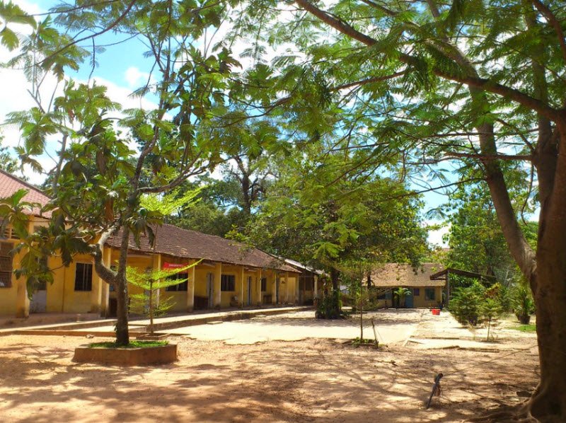 Tả quang cảnh trường em trước buổi học, sân trường giờ ra chơi  lớp 4