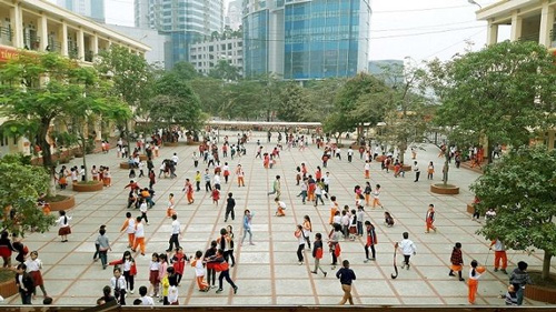 Viết đoạn văn tả sân trường giờ ra chơi lớp 6