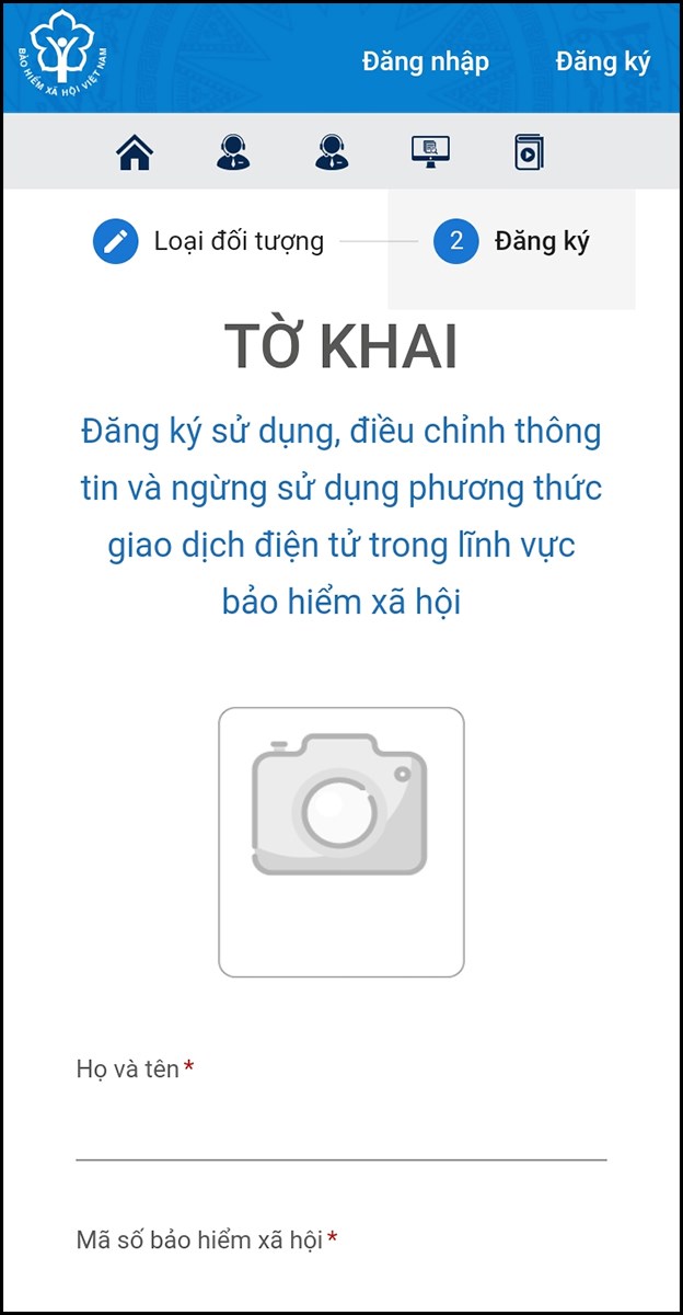 Điền thông tin cá nhân và chụp ảnh CMND/CCCD
